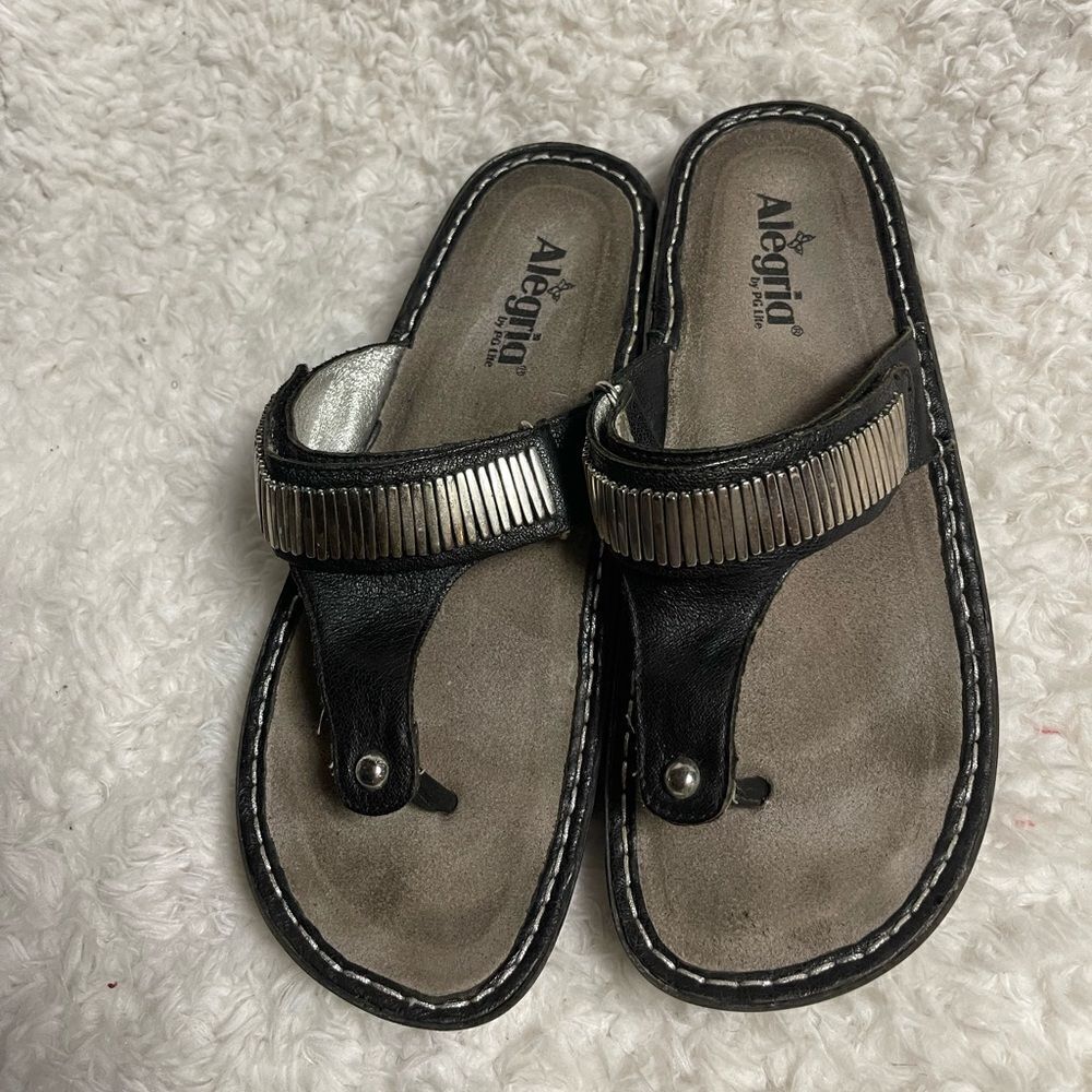 Alegria Leather black thong sandals  silver tone bar accents EUR SZ41.